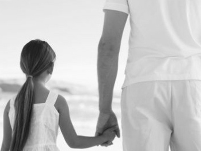 Κατηγορείται… επειδή φίλησε το παιδί του!