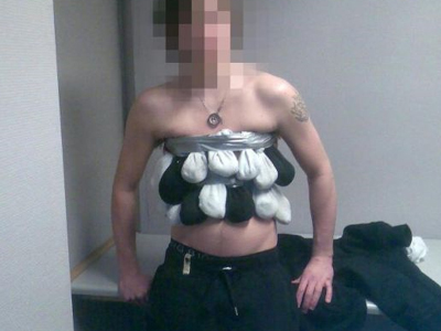 Αυτοκόλλητος… με πύθωνες και σαύρες