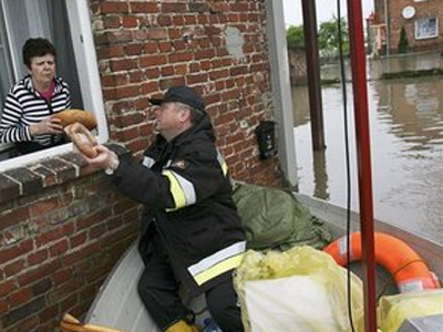 Ακόμα μετρά νεκρούς η Πολωνία