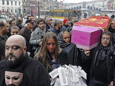 Κήδεψαν… τη Βενετία