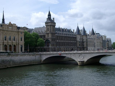 Εργάτες απειλούν να μολύνουν τον Σηκουάνα