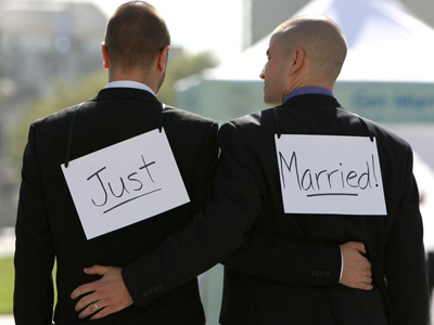 Γάμος ομοφύλων… με παπά και με κουμπάρο