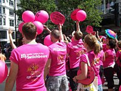 Δεκτοί οι gay στη Βρετανία. Τυχαίο;