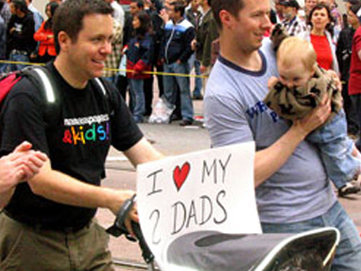 “Ναι” στην υιοθεσία παιδιών από gay ζευγάρια