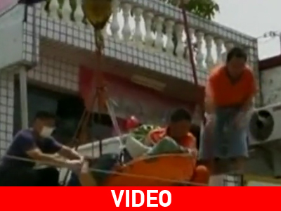 Στο νοσοκομείο… με γερανό