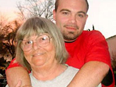 Γιαγιά και εγγονός περιμένουν παιδί!