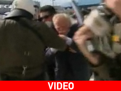 Τα ΜΑΤ χτύπησαν τον Μανώλη Γλέζο