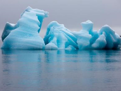 Παγωμένη νήσος κόβει βόλτες στον Ατλαντικό