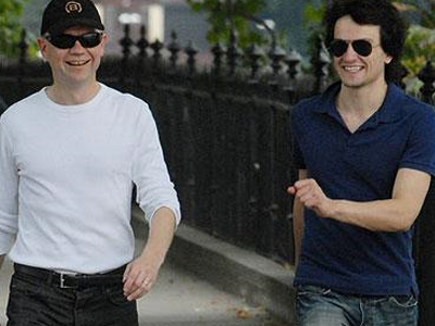 Ο Βρετανός ΥΠΕΞ αρνείται ότι έχει ομοφυλοφιλική σχέση