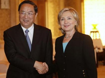 Clinton: Σοφή η επιλογή της Κίνας να αγοράσει χρεόγραφα των ΗΠΑ