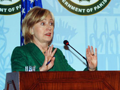 Στη Λαχώρη η Clinton στη σκιά των Ταλιμπάν