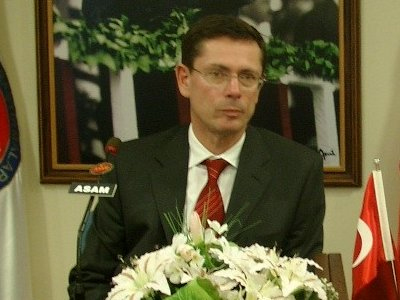 Στο πλευρό του Μπαν Κι-μουν