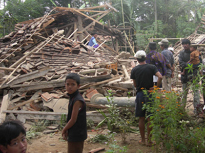 Ξεπερνούν τους 1.000 οι νεκροί στην Ινδονησία