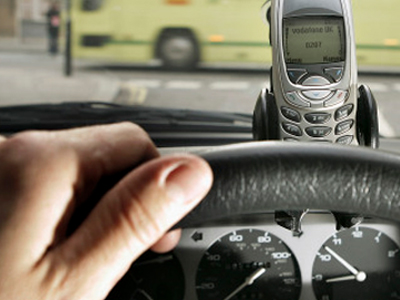 Ιταλία: Τσουχτερό πρόστιμο για οδηγούς που μιλούν στο κινητό