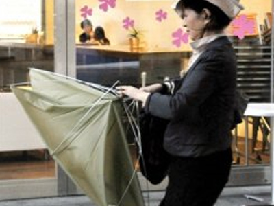 Απειλητικά πλησιάζει ο τυφώνας Μελόρ