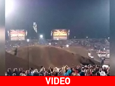 Ανώμαλη προσγείωση σε αγώνα motocross