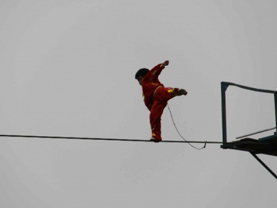 Τρίχρονη ακροβατεί σε σχοινί πάνω από τίγρεις