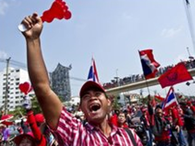 Ταϊλάνδη: Διεθνή βοήθεια ζητούν τα «κόκκινα πουκάμισα»