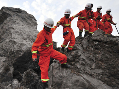 Παγιδευμένοι από κατολίσθηση στην Κίνα