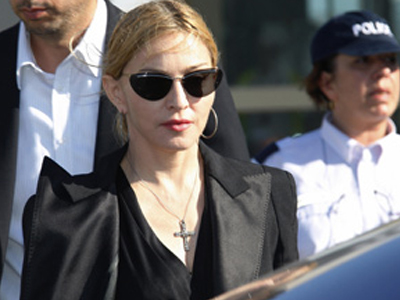 Η Madonna κοντά στην οικογένεια των θυμάτων