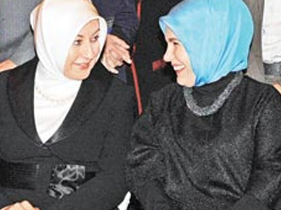 “Νόμιμη” η μαντίλα για τις Πρώτες Κυρίες της Τουρκίας