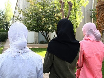 Aντιδράσεις για τις ταυτότητες με μαντίλες