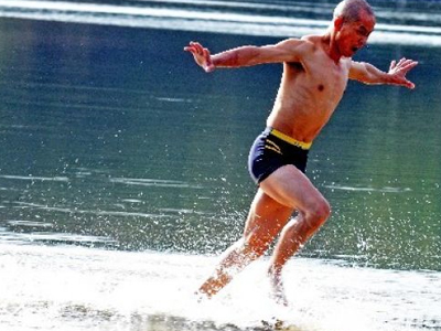 Ο μοναχός που περπατά στο νερό