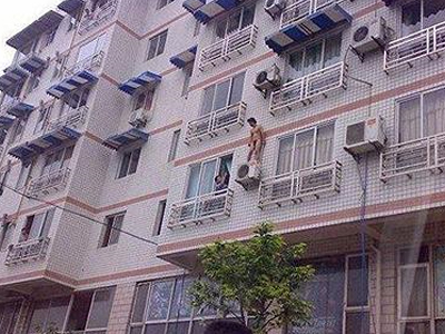 Ο εραστής γυμνός στο μπαλκόνι Ο εραστής γυμνός στο μπαλκόνι