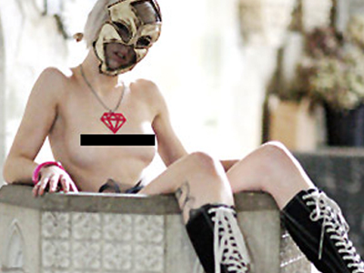 Σάλος με γυμνή φωτογράφιση σε εκκλησία