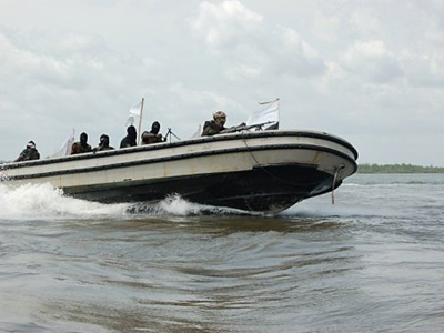 Αντάρτες διαπραγματεύονται με πειρατές για τους Γάλλους ομήρους