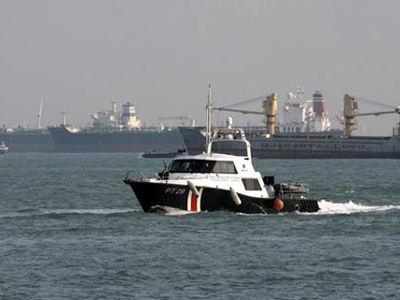 Σιγκαπούρη: Ξεκίνησε ο καθαρισμός της πετρελαιοκηλίδας