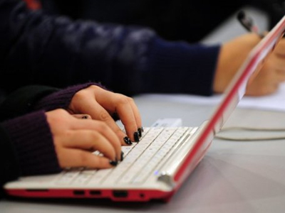 «Έβγαλε στο σφυρί» την παρθενιά της