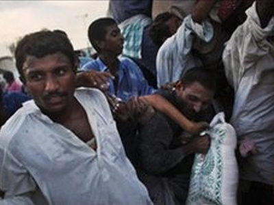 Φθάνει η βοήθεια στο Πακιστάν