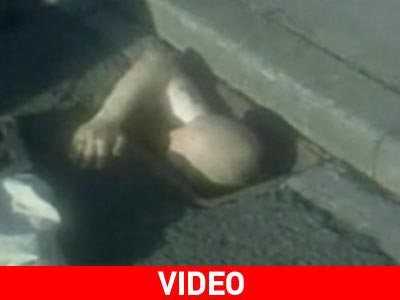 Του έπεσαν τα κλειδιά στον υπόνομο και … βούτηξε