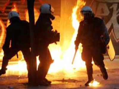 Ρίψη μολότοφ στο πάρκο Ναυαρίνου