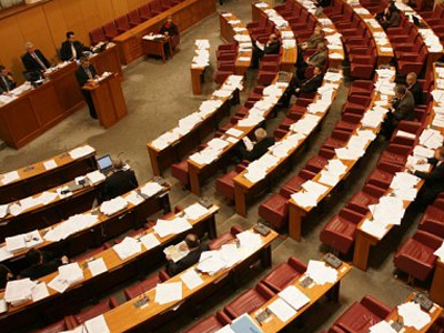 «Μαχαίρι» στις υπουργικές άδειες λόγω κρίσης