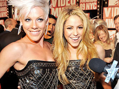 Shakira και Pink με το ίδιο φουστάνι