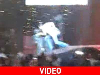 Προσγειώθηκε… στη σκηνή