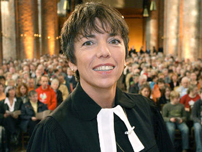 Μια χωρισμένη “Ντέμι Μουρ” επικεφαλής Εκκλησίας