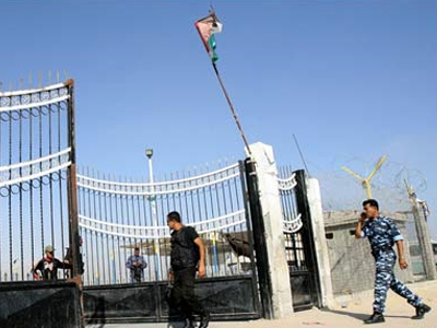 Χιλιάδες Παλαιστίνιοι περνούν από τη Ράφα