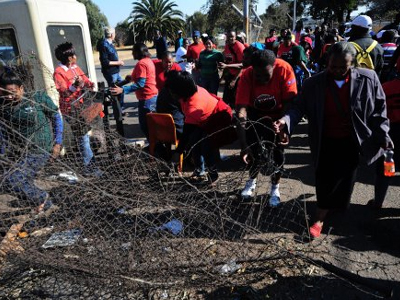 Πυρ εναντίον απεργών στη Ν. Αφρική