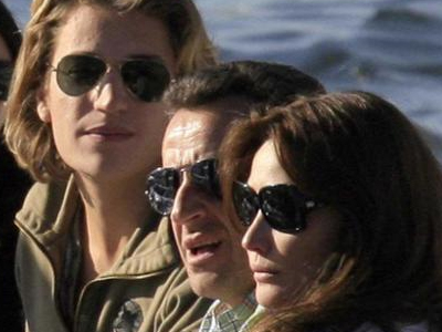 Ζητούν να τους υιοθετήσει ο Sarkozy