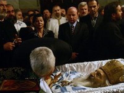 Λαϊκό προσκύνημα για τον Πατριάρχη Παύλο