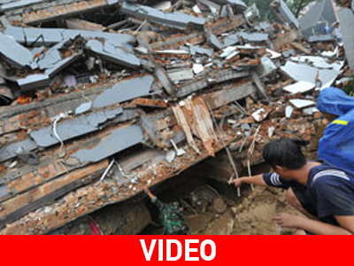 Ελπίδα στα συντρίμμια αναζητούν στην Ινδονησία