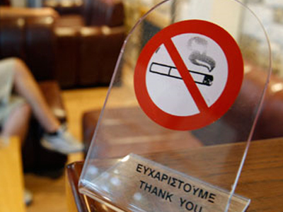 ΕΕ: Θέλει αυστηρότερα μέτρα κατά του καπνίσματος
