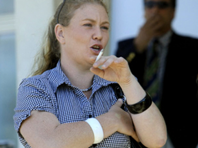 Στο “σκαμνί” γιατί κάπνιζε στο αυτοκίνητο