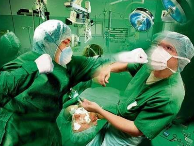 Μπουνιές πάνω από χειρουργικό κρεβάτι