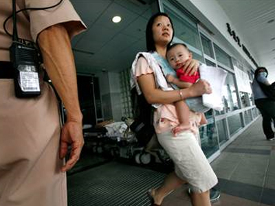 Τρίχρονος έπεσε από τον 12ο… σε μοτοσικλετιστή