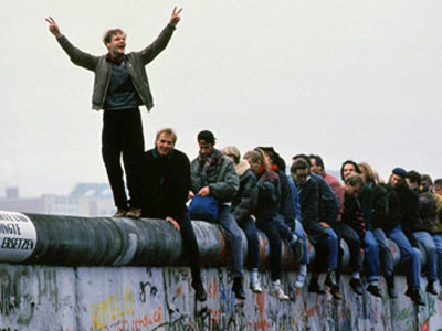 Το Τείχος έπεφτε και εκείνη έκανε σάουνα