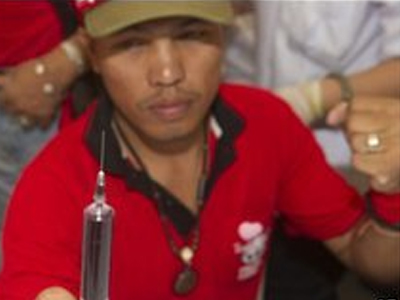 Ταϊλάνδη: Δίνουν και το αίμα τους για να διαδηλώσουν